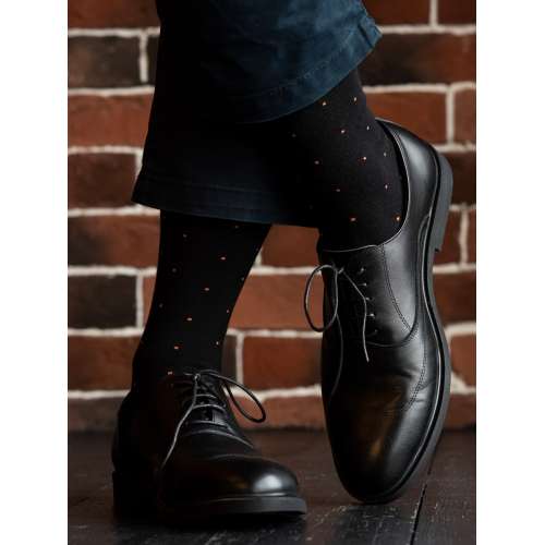 Черные носки с оранжевыми точками