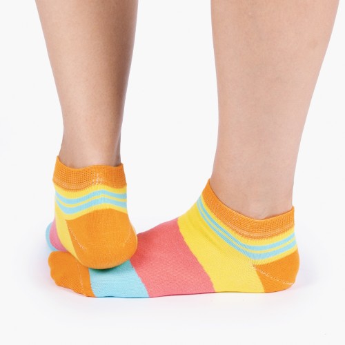 Цветные носки с яркими линиями